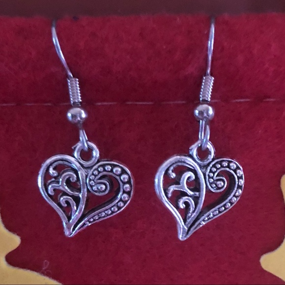 NWT ***BOUTIQUE***       GIRLS      Heart Earrings - Picture 2 of 3